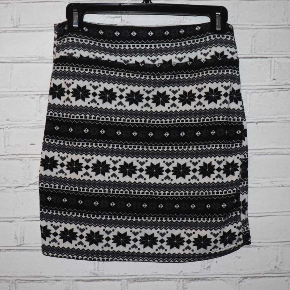 ❄️ Rue21 Black & White Patterned Skirt · Size Large Cozy & cute